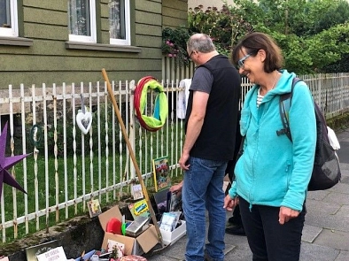 Projekt Die Südstadt schenkt - Projektträgerin Dr. med Ulrike Hartig-Köhler vor Ort. Foto: Stadt Göttingen Projekt "Die Südstadt schenk": Projektträgerin Dr. med Ulrike Hartig-Köhler vor Ort © Stadt Göttingen
