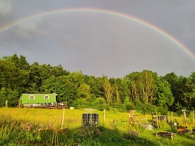 Blick auf den Garten mit Regenbogen ©Nachbarschaftsgarten Helmsgrund