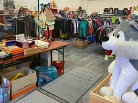 Innenansicht Spendenzentrum mit Kleidung und Spielzeug © Göttinger Spendenzentrum