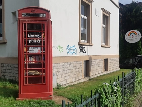 Notenpunkt-Telefonzelle vor Musikschule © Stadt Göttingen
